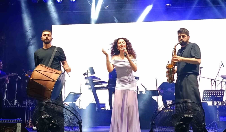 edirnede-665inci-tarihi-kirkpinar-yagli-gures-festivalinde-melek-mosso-sahne-aldi-a632dlqg.jpg