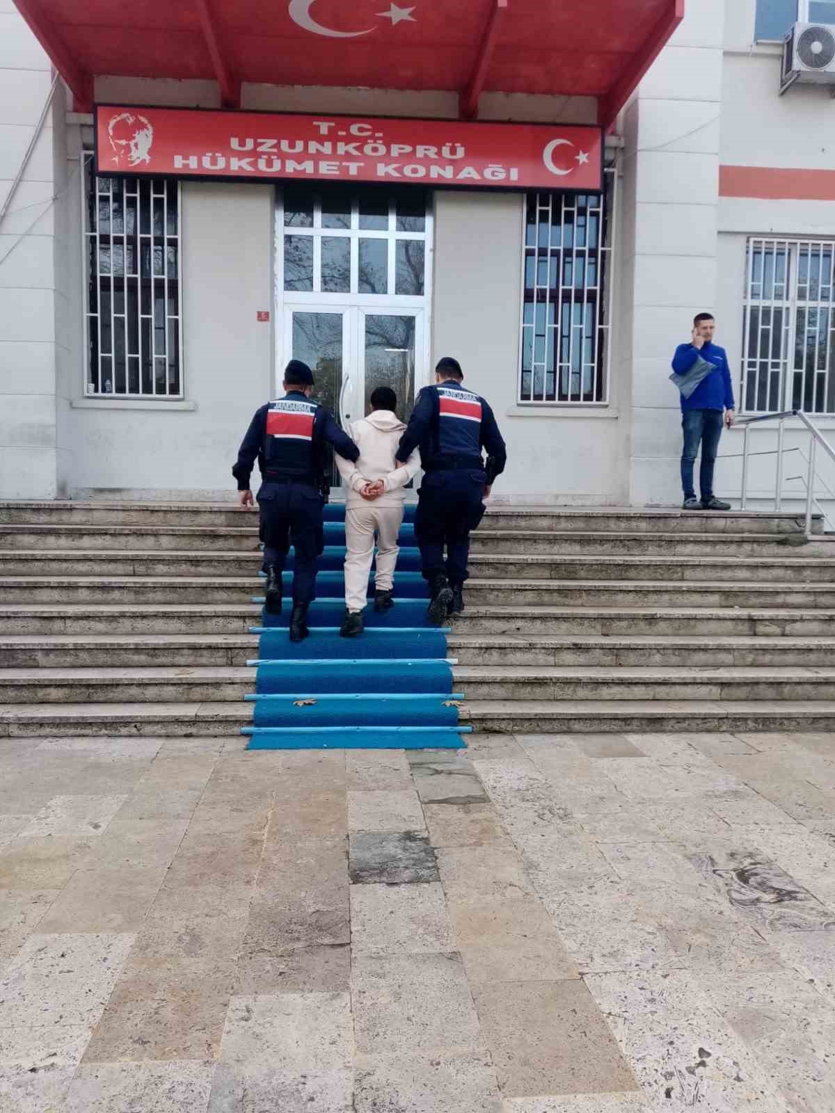 Edirne’de 9 yıl kesinleşmiş hapis cezasıyla aranan firari hükümlü tutuklandı 4 edirnede 9 yil kesinlesmis hapis cezasiyla aranan firari hukumlu tutuklandi 0