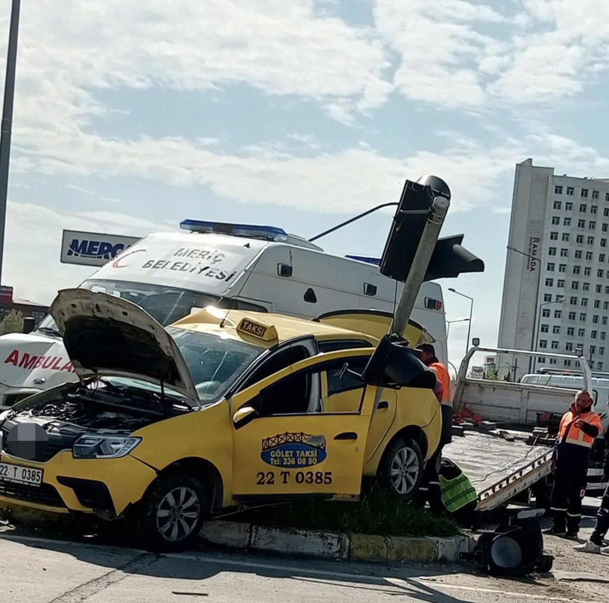 Edirne’de ambulans ile taksi çarpıştı: 5 yaralı 5 edirnede ambulans ile taksi carpisti 5 yarali 1 yZ1Hp4tK