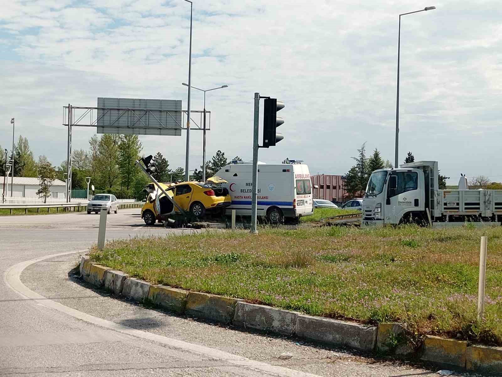 Edirne’de ambulans ile taksi çarpıştı: 5 yaralı 6 edirnede ambulans ile taksi carpisti 5 yarali 2 2aaULuy9