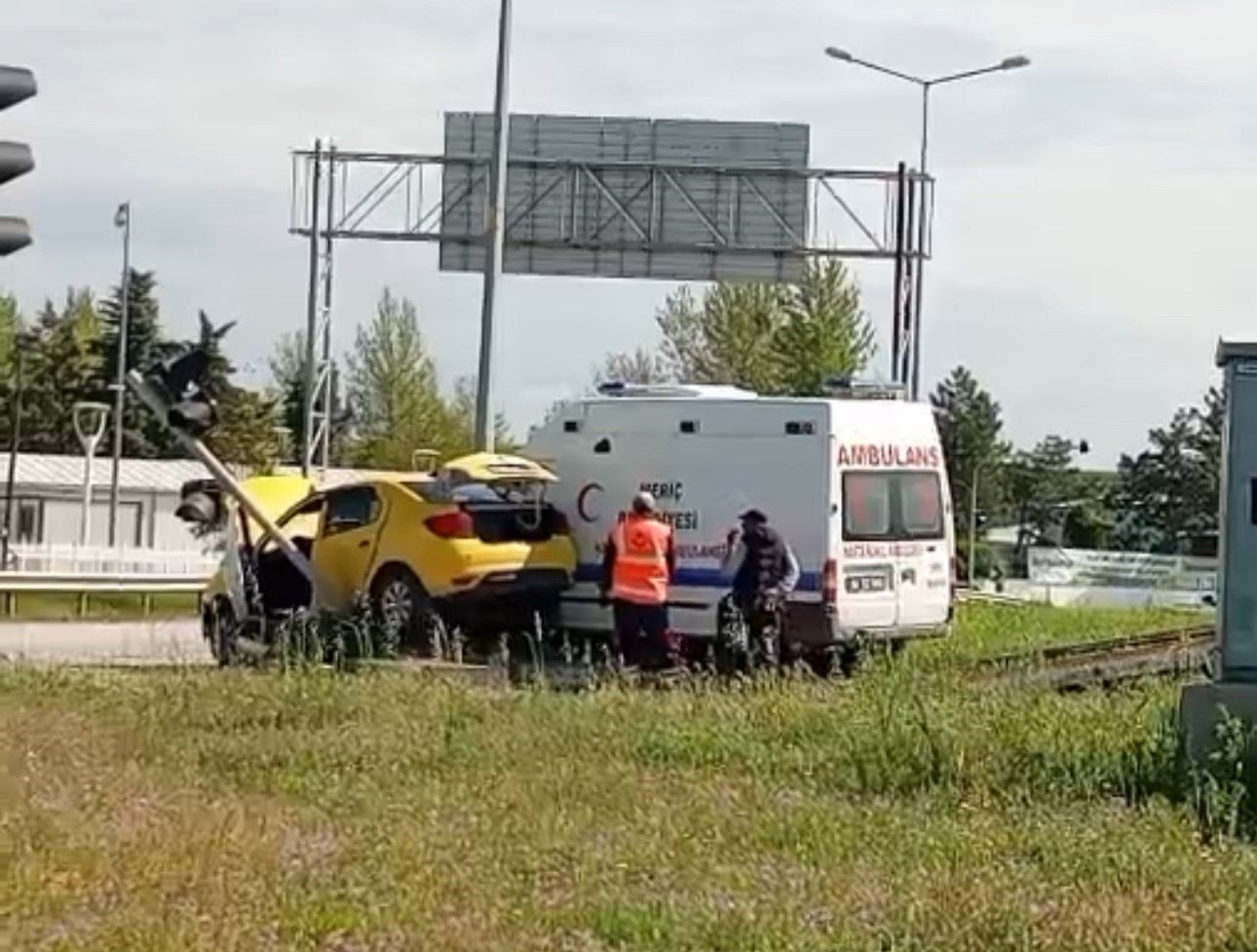Edirne’de ambulans ile taksi çarpıştı: 5 yaralı 7 edirnede ambulans ile taksi carpisti 5 yarali 3 W3nAPFLR