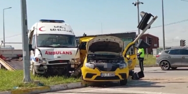 edirnede-ambulans-ile-taksi-carpisti-5-yarali-pnHX8wBV.jpg