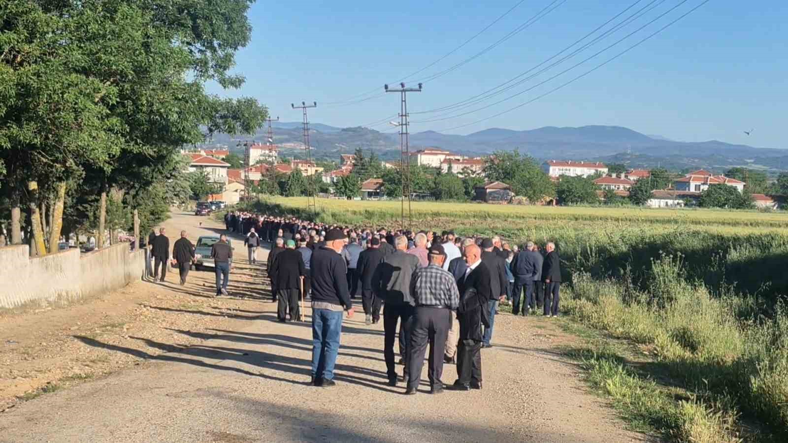 Edirne’de asırlık bayramlaşma geleneği yaşatıldı: Yüzlerce kişi aynı anda bayramlaştı 7 edirnede asirlik bayramlasma gelenegi yasatildi yuzlerce kisi ayni anda bayramlasti 3 jy6ABVUn