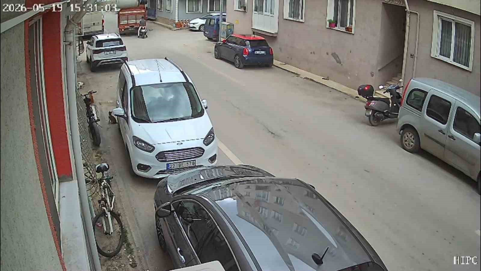 edirnede ayni sokakta yarim saat arayla iki kaza kameralara yansidi 1 mSrMkVjE