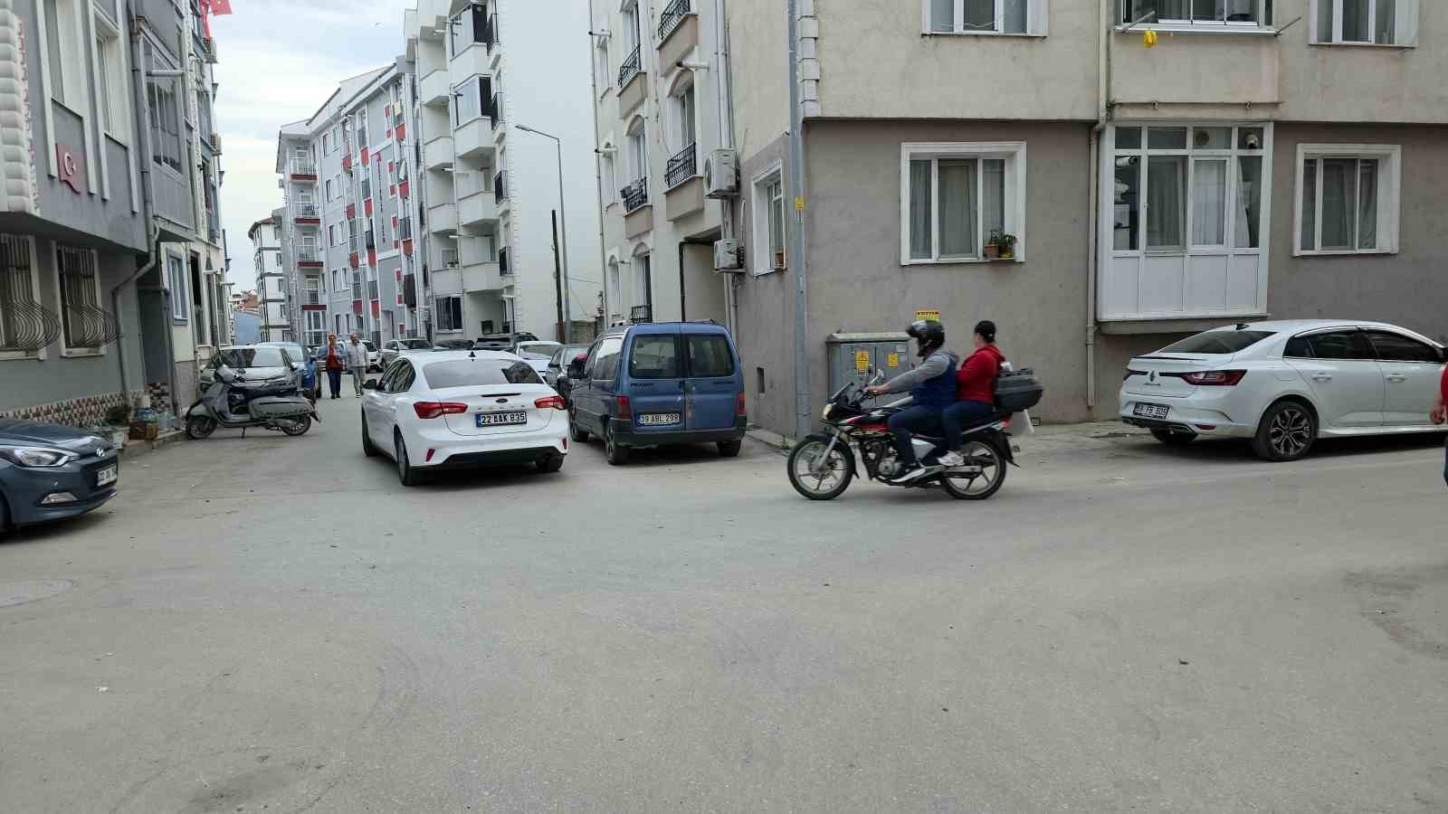 edirnede ayni sokakta yarim saat arayla iki kaza kameralara yansidi 3 PHcO1EVk