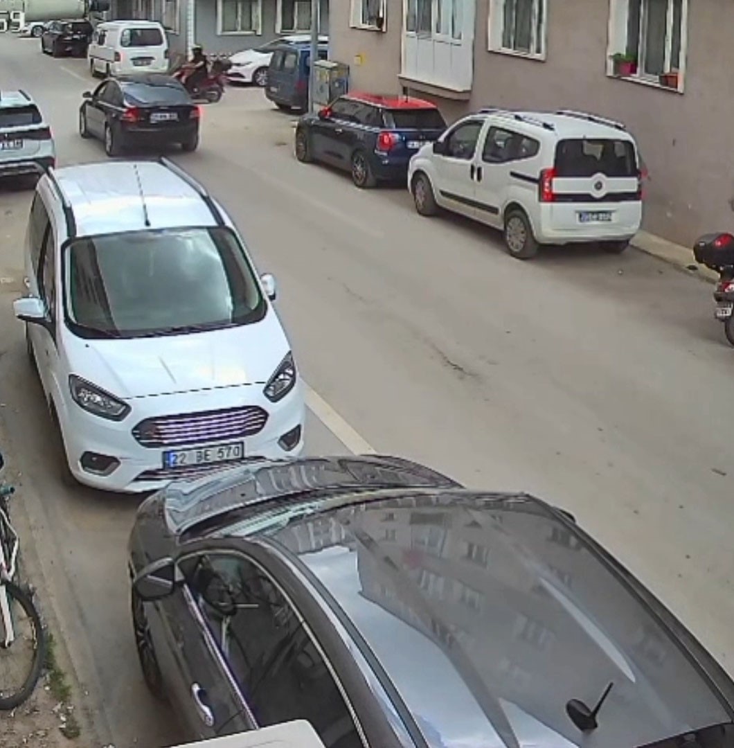 edirnede ayni sokakta yarim saat arayla iki kaza kameralara yansidi 4 vDuVm3vc