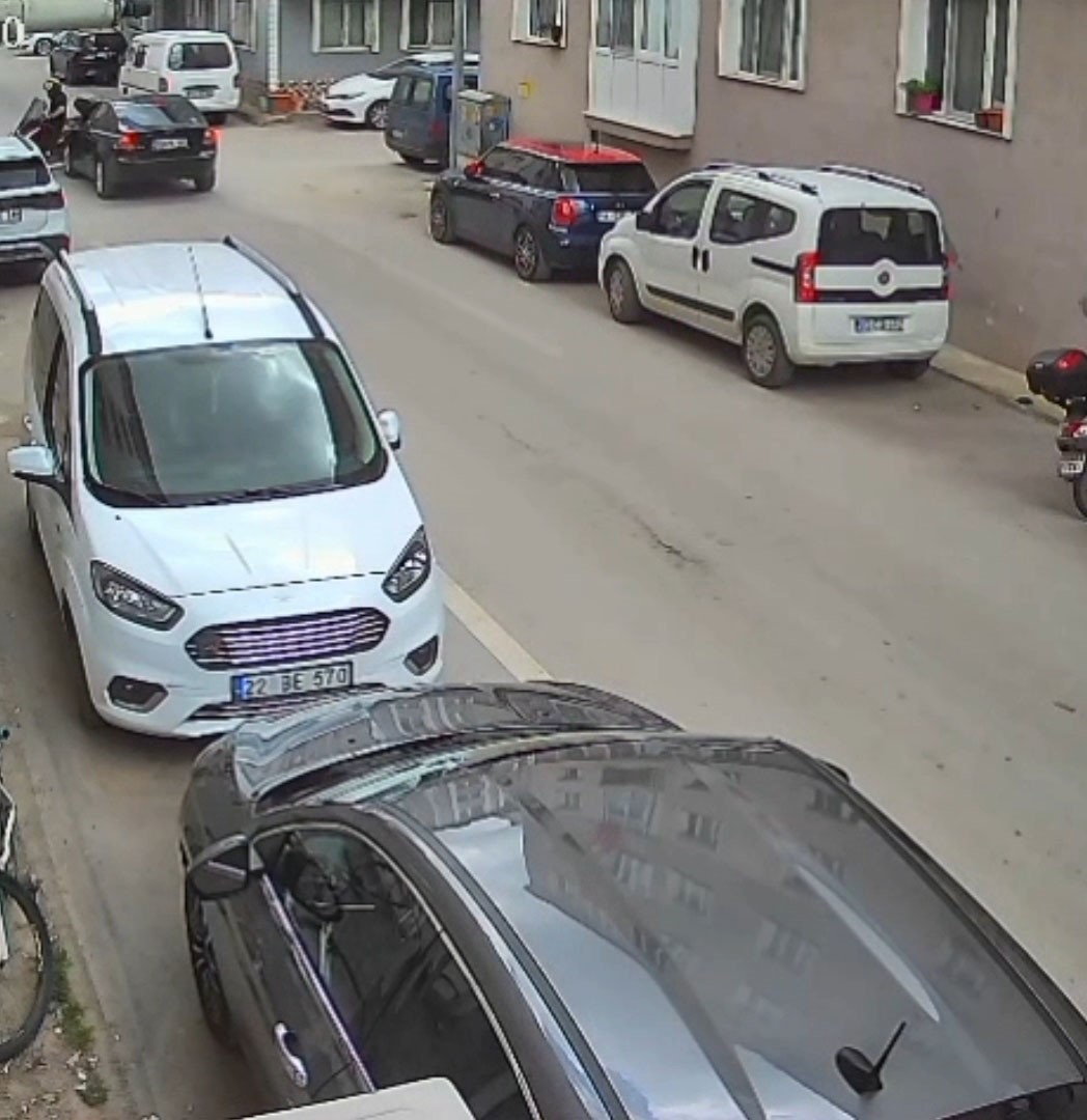 edirnede ayni sokakta yarim saat arayla iki kaza kameralara yansidi 5 duAkSvlj