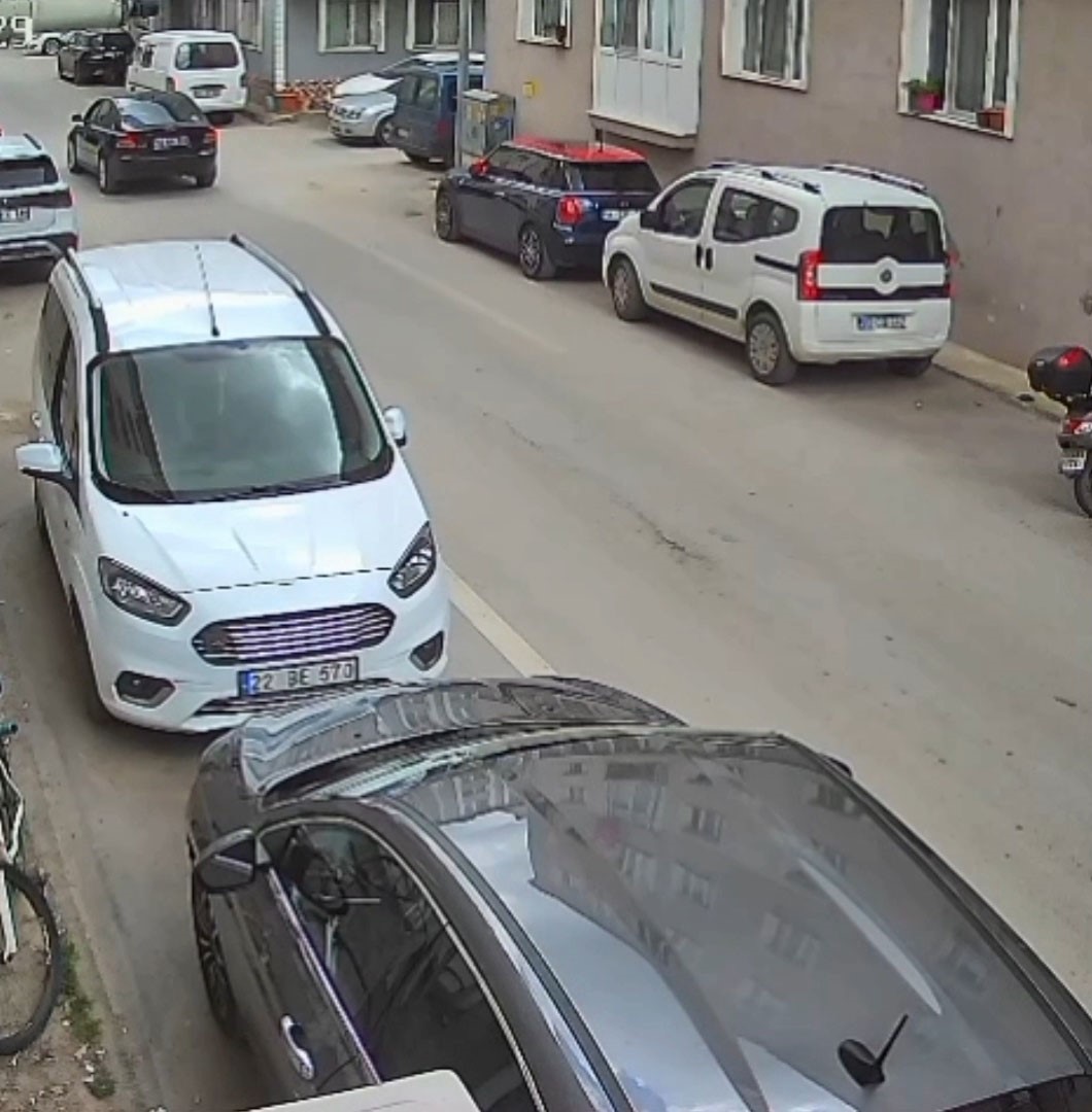 edirnede ayni sokakta yarim saat arayla iki kaza kameralara yansidi 6 OW6Nmmc7