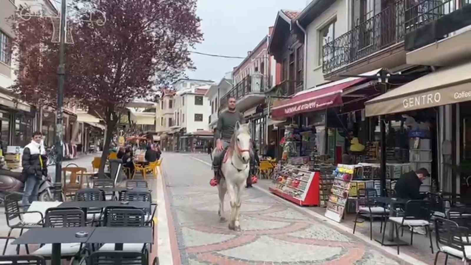 edirnede beyaz atla caddeyi turlardi 2 RdgCDjEB