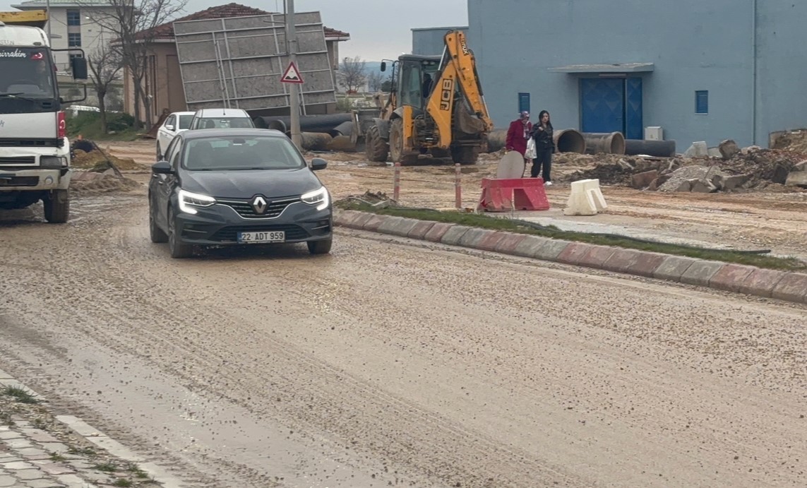 edirnede bozuk yollar suruculeri ve yayalari canindan bezdirdi 1 lDWt59KJ