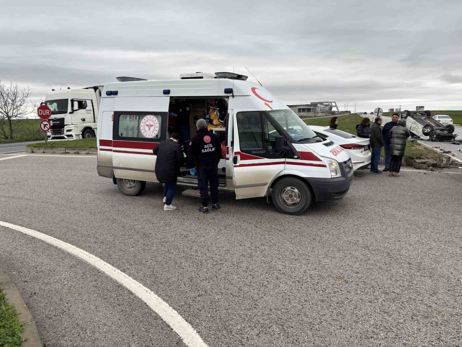 edirnede carpisan aracin defalarca takla attigi kaza kamerada 1 IvkYRe5G