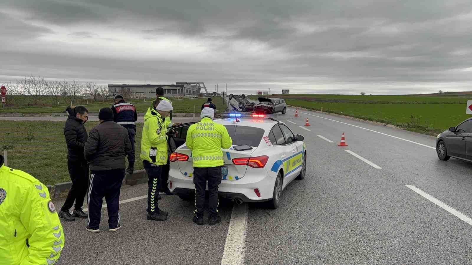 edirnede carpisan aracin defalarca takla attigi kaza kamerada 5 NCZWwZ9i