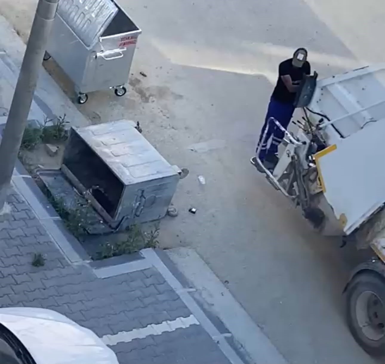 edirnede devrilen cop konteyneri gunlerdir kaldirilmadi 0 C16fHqcy