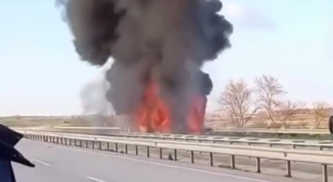 Edirne’de domates yüklü tır alev alev yandı 6 edirnede domates yuklu tir alev alev yandi 2 cGpyVtG5