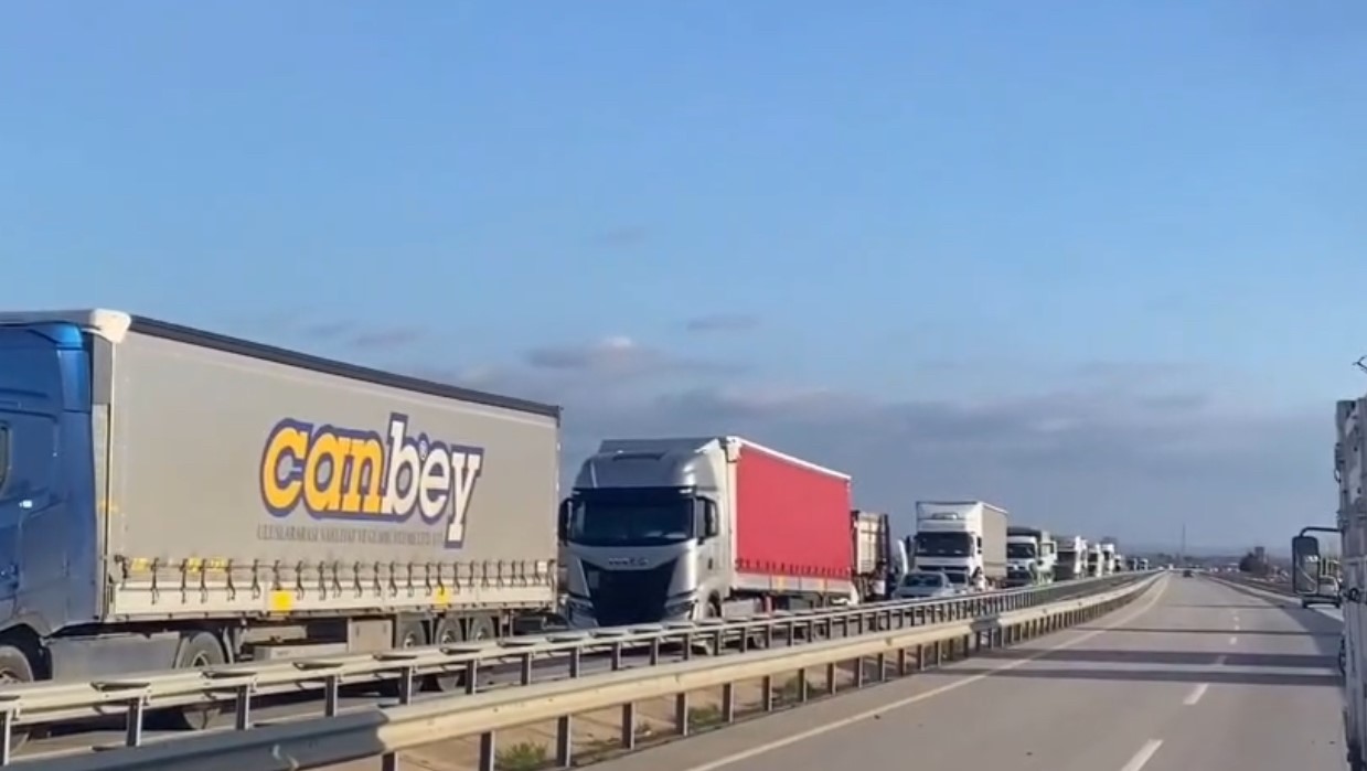 Edirne’de domates yüklü tır alev alev yandı 7 edirnede domates yuklu tir alev alev yandi 3 BB5KdgvK