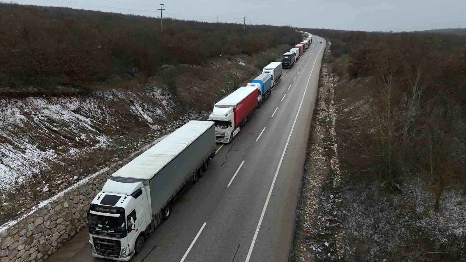 edirnede dondurucu sogukta kilometrelerce tir kuyrugu 3 JbyTvzHS