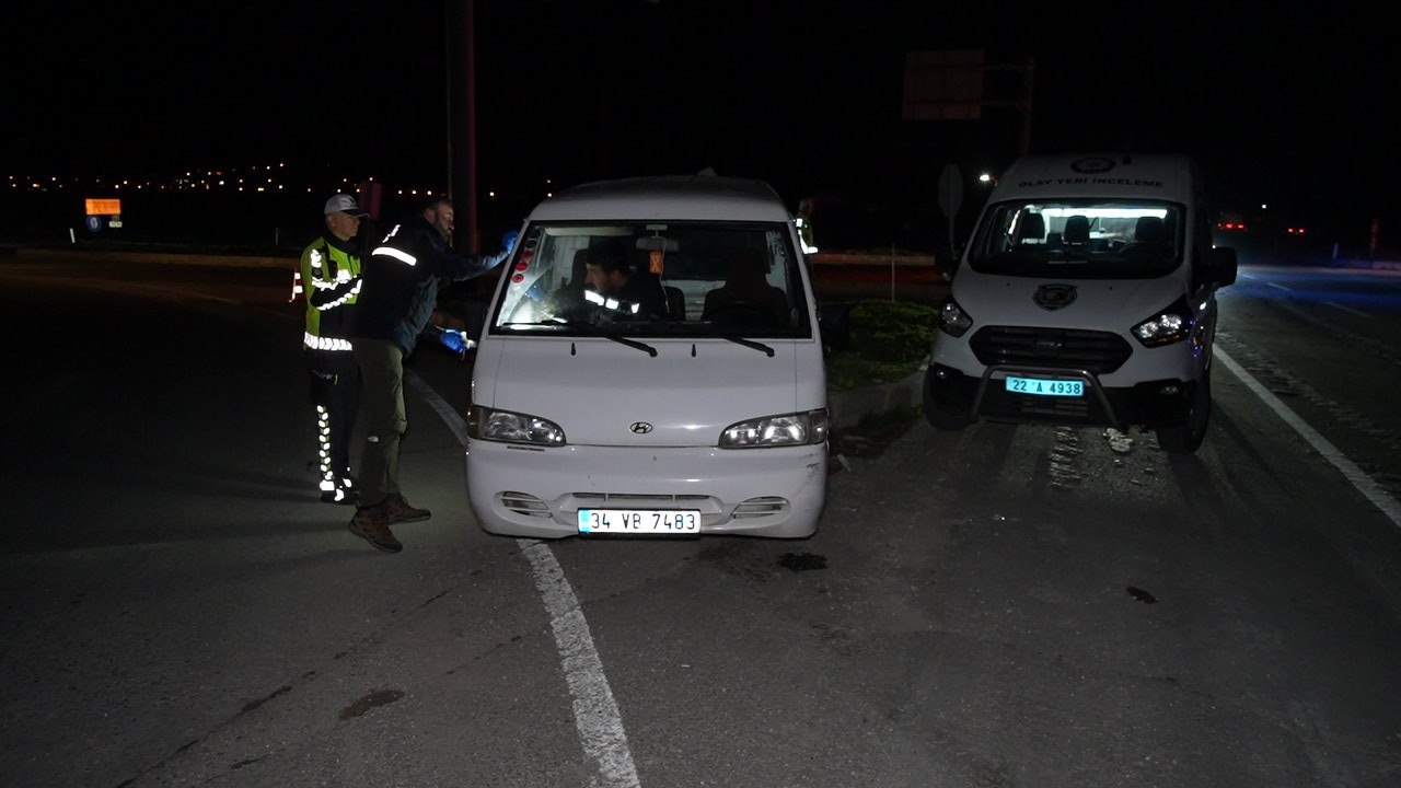 Edirne’de "dur" ihtarına uymayan minibüs 8 kilometrelik kovalamaca sonrası yakalandı: Araçtan 20 göçmen çıktı 8 edirnede dur ihtarina uymayan minibus 8 kilometrelik kovalamaca sonrasi yakalandi aractan 20 gocmen cikti 7dA2KBjS