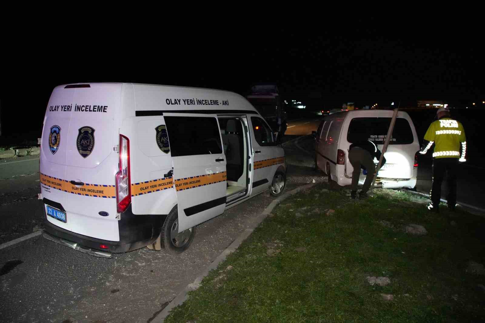 Edirne’de "dur" ihtarına uymayan minibüs 8 kilometrelik kovalamaca sonrası yakalandı: Araçtan 20 göçmen çıktı 4 edirnede dur ihtarina uymayan minibus 8 kilometrelik kovalamaca sonrasi yakalandi aractan 20 gocmen cikti ArXRk6CH