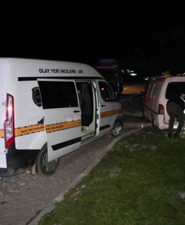 edirnede-dur-ihtarina-uymayan-minibus-8-kilometrelik-kovalamaca-sonrasi-yakalandi-aractan-20-gocmen-cikti-GtUW3Eie.jpg