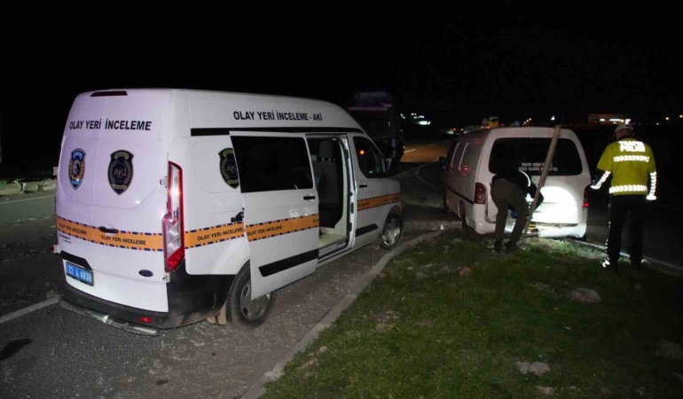 edirnede-dur-ihtarina-uymayan-minibus-8-kilometrelik-kovalamaca-sonrasi-yakalandi-aractan-20-gocmen-cikti-GtUW3Eie.jpg