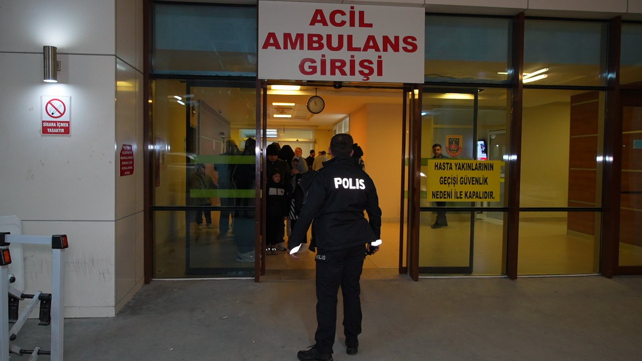 Edirne’de "dur" ihtarına uymayan minibüs 8 kilometrelik kovalamaca sonrası yakalandı: Araçtan 20 göçmen çıktı 13 edirnede dur ihtarina uymayan minibus 8 kilometrelik kovalamaca sonrasi yakalandi aractan 20 gocmen cikti