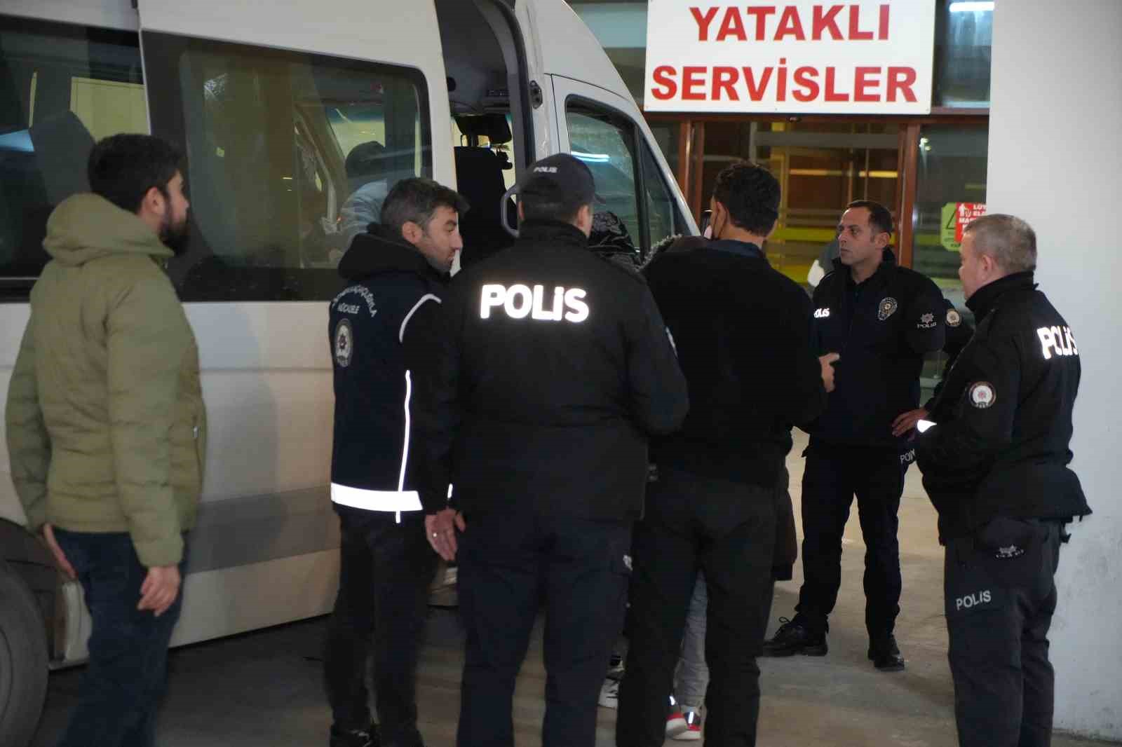 Edirne’de "dur" ihtarına uymayan minibüs 8 kilometrelik kovalamaca sonrası yakalandı: Araçtan 20 göçmen çıktı 7 edirnede dur ihtarina uymayan minibus 8 kilometrelik kovalamaca sonrasi yakalandi aractan 20 gocmen cikti fu5kiaZj