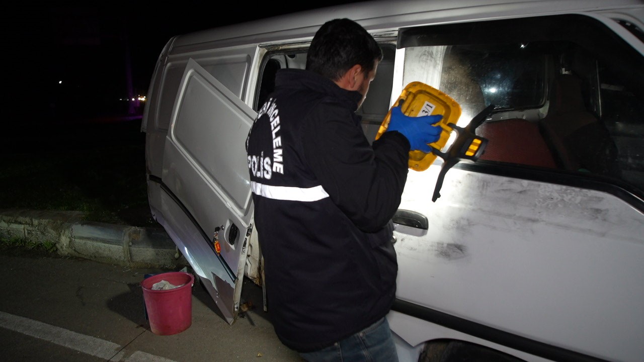 Edirne’de "dur" ihtarına uymayan minibüs 8 kilometrelik kovalamaca sonrası yakalandı: Araçtan 20 göçmen çıktı 12 edirnede dur ihtarina uymayan minibus 8 kilometrelik kovalamaca sonrasi yakalandi aractan 20 gocmen cikti gHQcWnF6