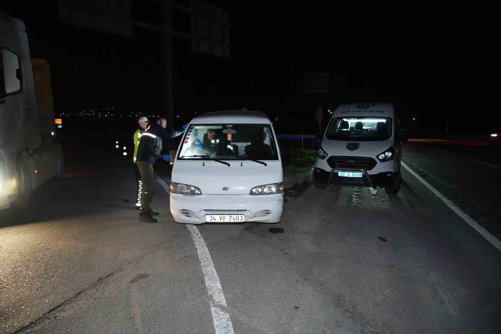 Edirne’de "dur" ihtarına uymayan minibüs 8 kilometrelik kovalamaca sonrası yakalandı: Araçtan 20 göçmen çıktı 5 edirnede dur ihtarina uymayan minibus 8 kilometrelik kovalamaca sonrasi yakalandi aractan 20 gocmen cikti kFWk1XaV