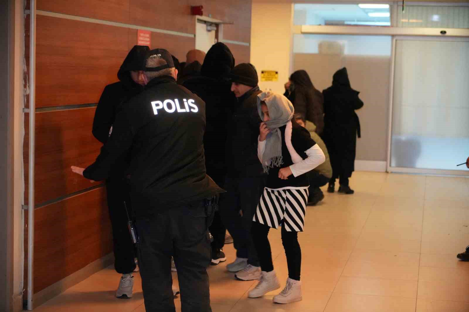 Edirne’de "dur" ihtarına uymayan minibüs 8 kilometrelik kovalamaca sonrası yakalandı: Araçtan 20 göçmen çıktı 6 edirnede dur ihtarina uymayan minibus 8 kilometrelik kovalamaca sonrasi yakalandi aractan 20 gocmen cikti