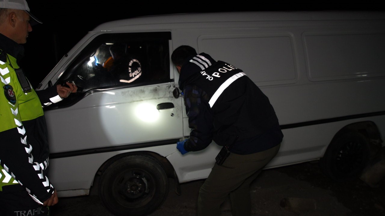 Edirne’de "dur" ihtarına uymayan minibüs 8 kilometrelik kovalamaca sonrası yakalandı: Araçtan 20 göçmen çıktı 9 edirnede dur ihtarina uymayan minibus 8 kilometrelik kovalamaca sonrasi yakalandi aractan 20 gocmen cikti sz9wCGT8