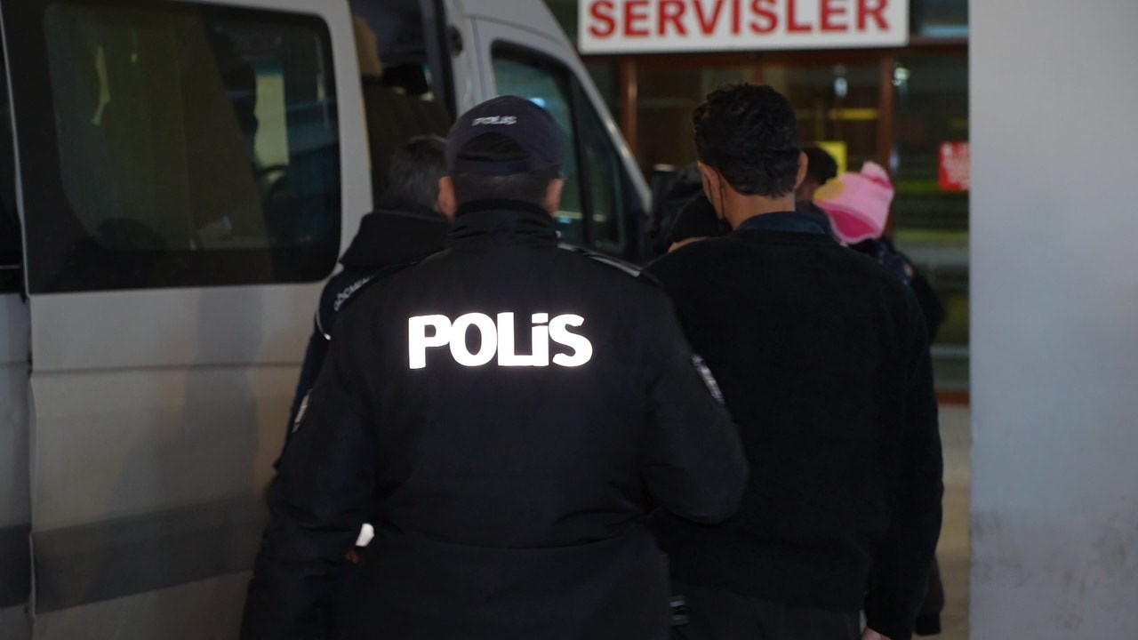 Edirne’de "dur" ihtarına uymayan minibüs 8 kilometrelik kovalamaca sonrası yakalandı: Araçtan 20 göçmen çıktı 11 edirnede dur ihtarina uymayan minibus 8 kilometrelik kovalamaca sonrasi yakalandi aractan 20 gocmen cikti tgXGm2I2