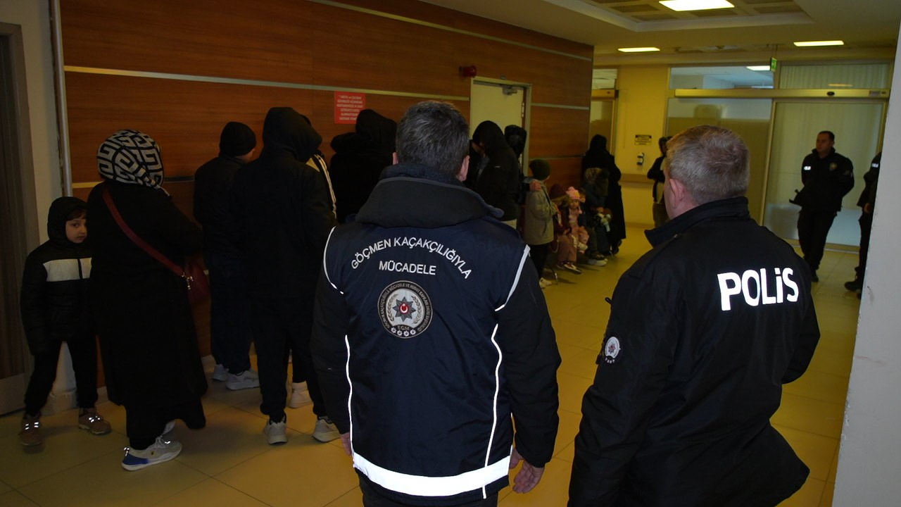 Edirne’de "dur" ihtarına uymayan minibüs 8 kilometrelik kovalamaca sonrası yakalandı: Araçtan 20 göçmen çıktı 10 edirnede dur ihtarina uymayan minibus 8 kilometrelik kovalamaca sonrasi yakalandi aractan 20 gocmen cikti uiOuqju7