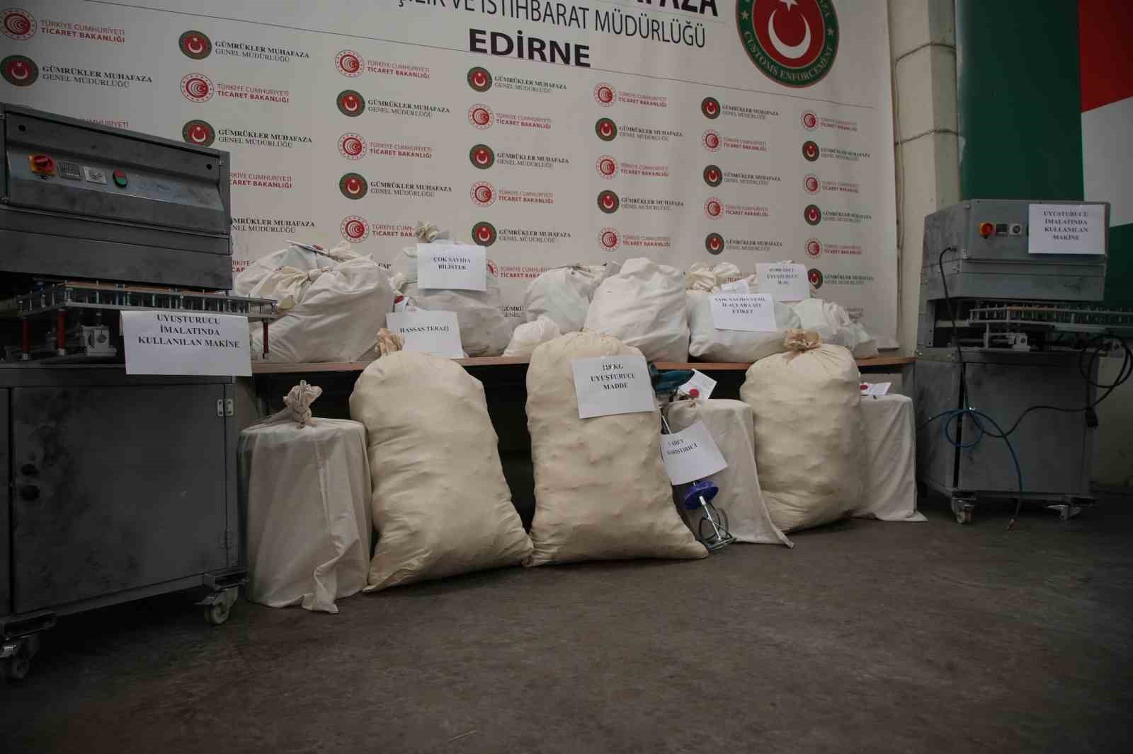 edirnede evini uyusturucu imalathanesine cevirmis operasyonda 117 kilo uyusturucu ele gecirildi 1