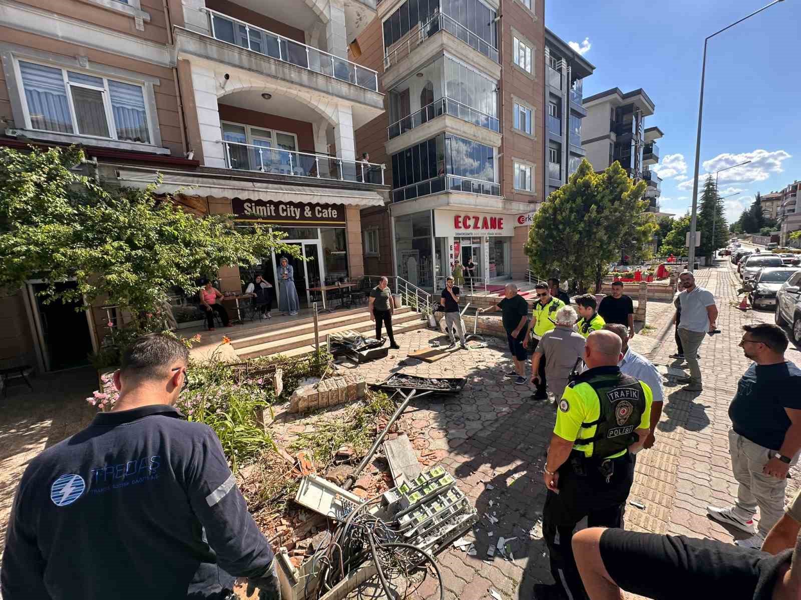 edirnede faciadan donuldu freni bosalan kamyon iki araca ardindan duvara carpti 0 QKM3DXeT