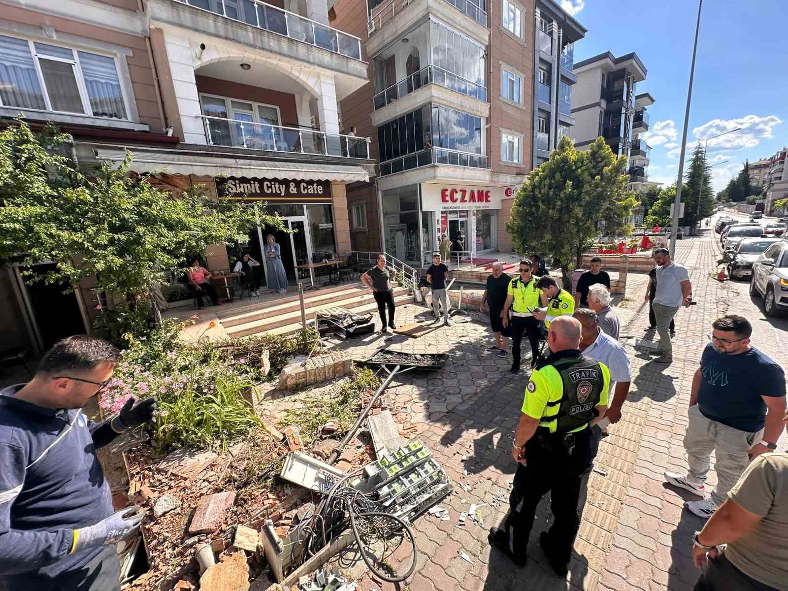 edirnede faciadan donuldu freni bosalan kamyon iki araca ardindan duvara carpti 1 wbIZb38F