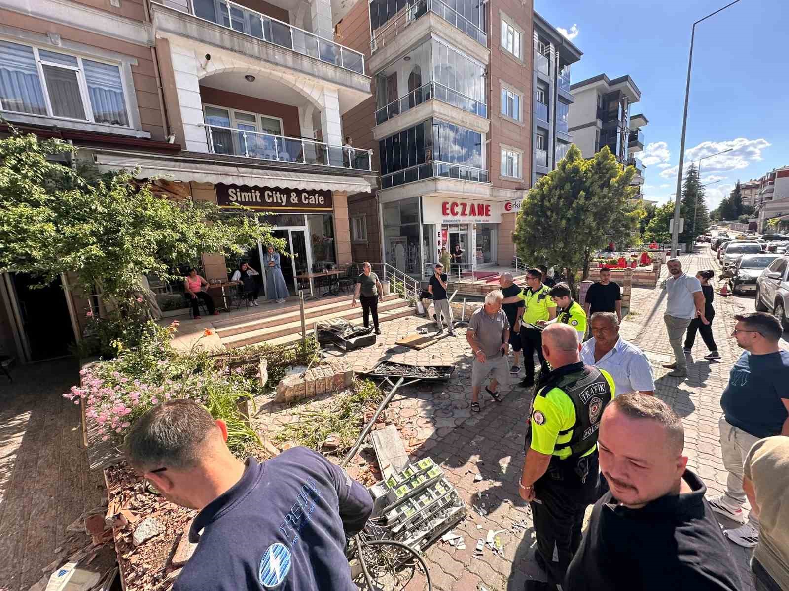 edirnede faciadan donuldu freni bosalan kamyon iki araca ardindan duvara carpti 2 HHPlcmQe