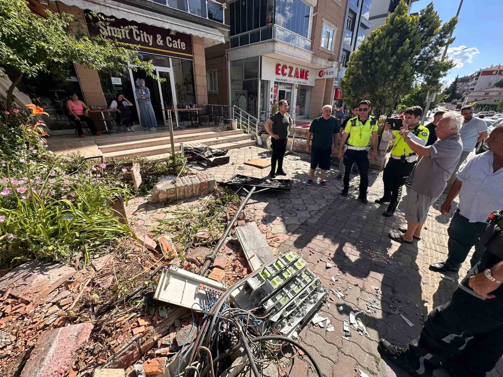 edirnede faciadan donuldu freni bosalan kamyon iki araca ardindan duvara carpti 3 ECJ2SuZJ