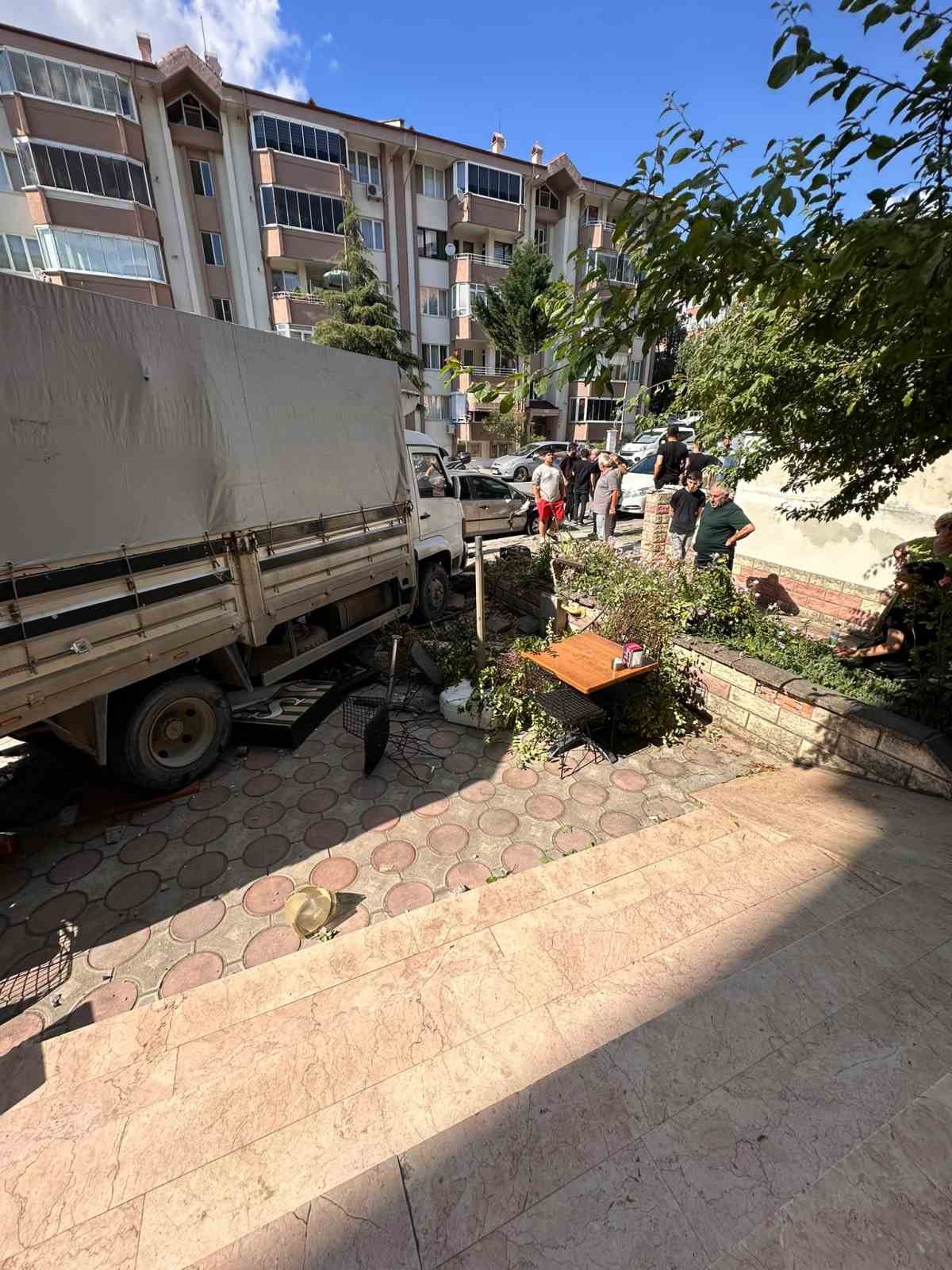 edirnede faciadan donuldu freni bosalan kamyon iki araca ardindan duvara carpti 4 4rCdOZid