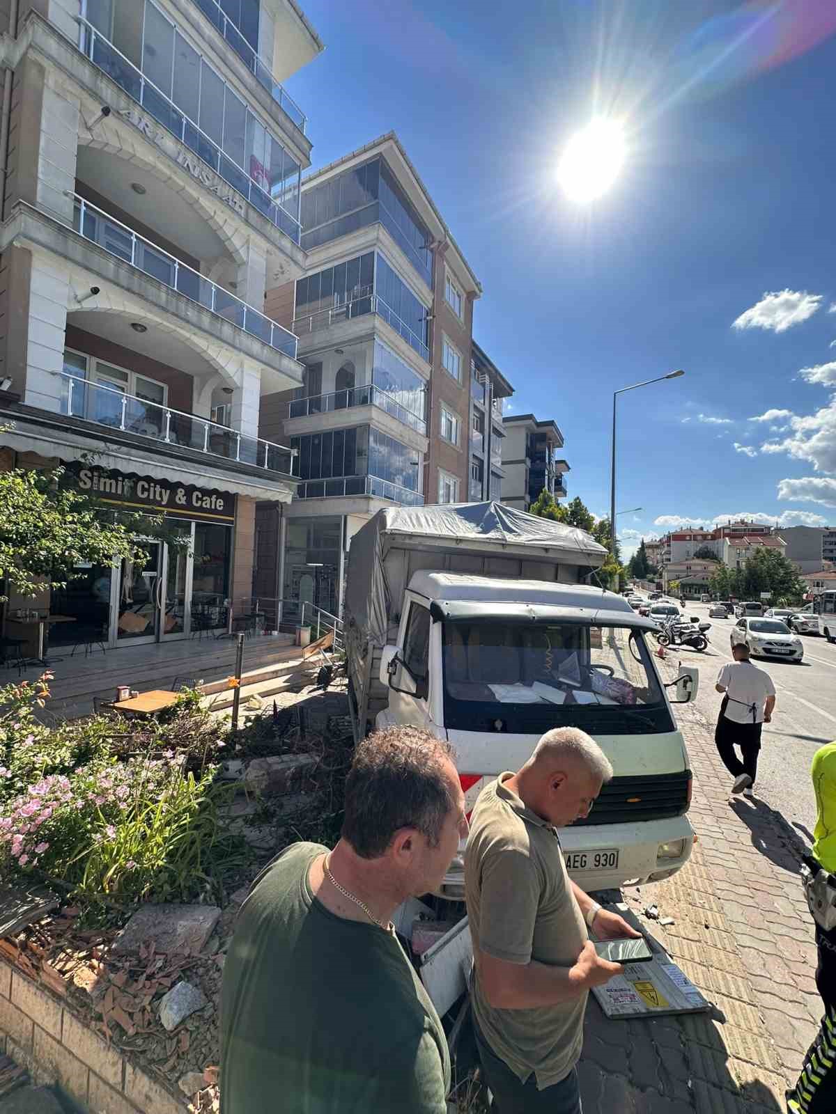 edirnede faciadan donuldu freni bosalan kamyon iki araca ardindan duvara carpti 5 br1NTYnM