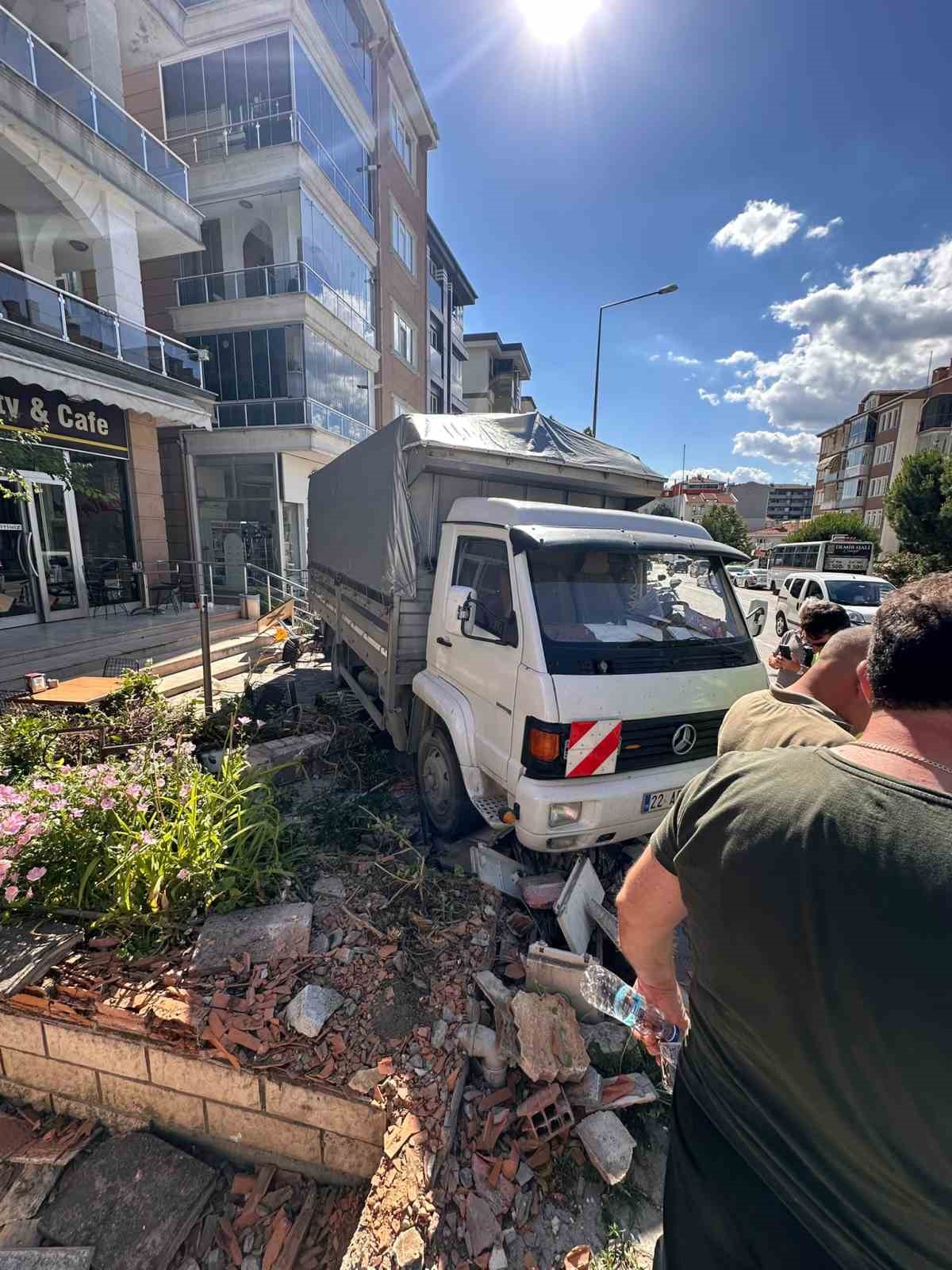 edirnede faciadan donuldu freni bosalan kamyon iki araca ardindan duvara carpti 6 iZN9bAIN