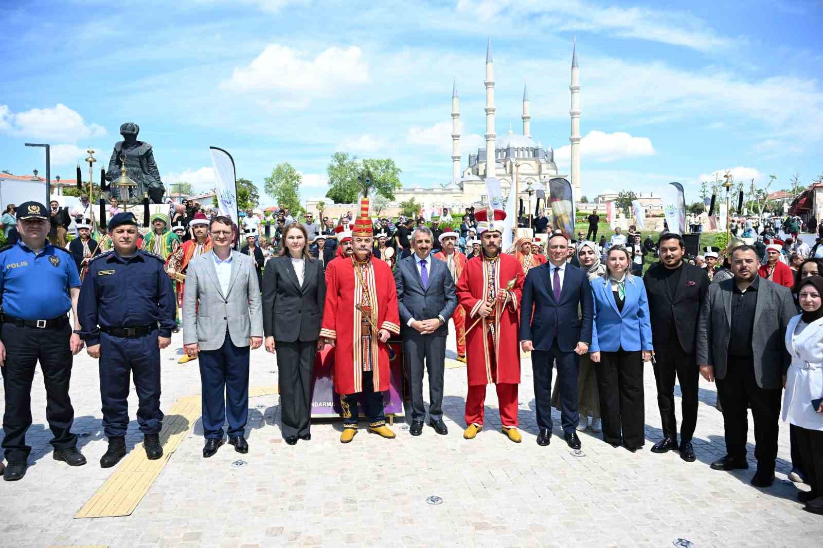 edirnede fetih coskusu selimiye meydaninda mehteran konseri duzenlendi 6 8B2qMujU