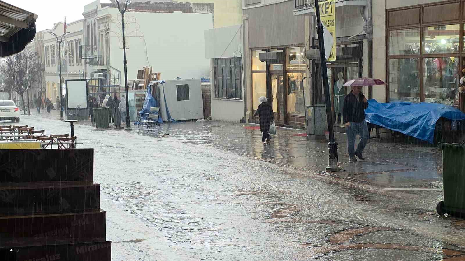 edirnede firtinada yollar gole dondu agac dallari kirildi 2 bGlQDPyT