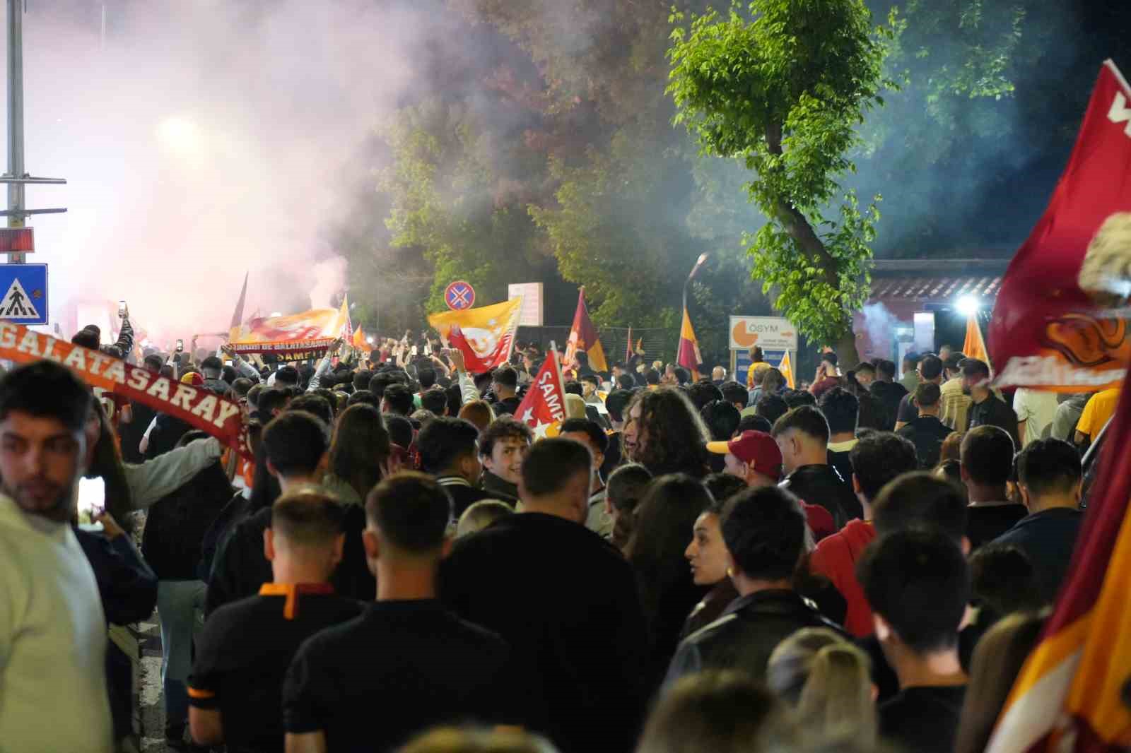 edirnede galatasarayli taraftarlardan mesaleli sampiyonluk kutlamasi 0 zTfPyfVJ