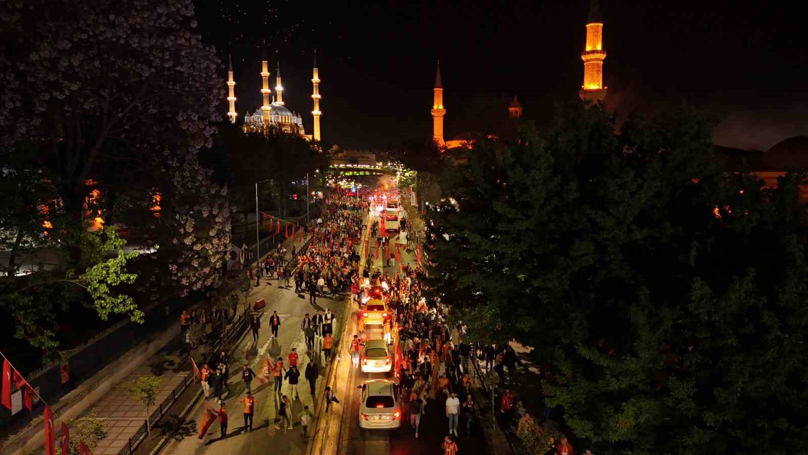 edirnede galatasarayli taraftarlardan mesaleli sampiyonluk kutlamasi 1 zapTJ56m