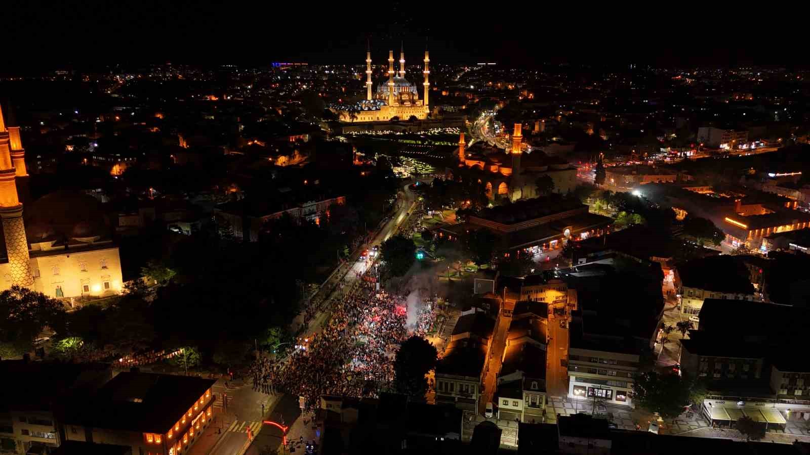 edirnede galatasarayli taraftarlardan mesaleli sampiyonluk kutlamasi 2 QriYHLs6