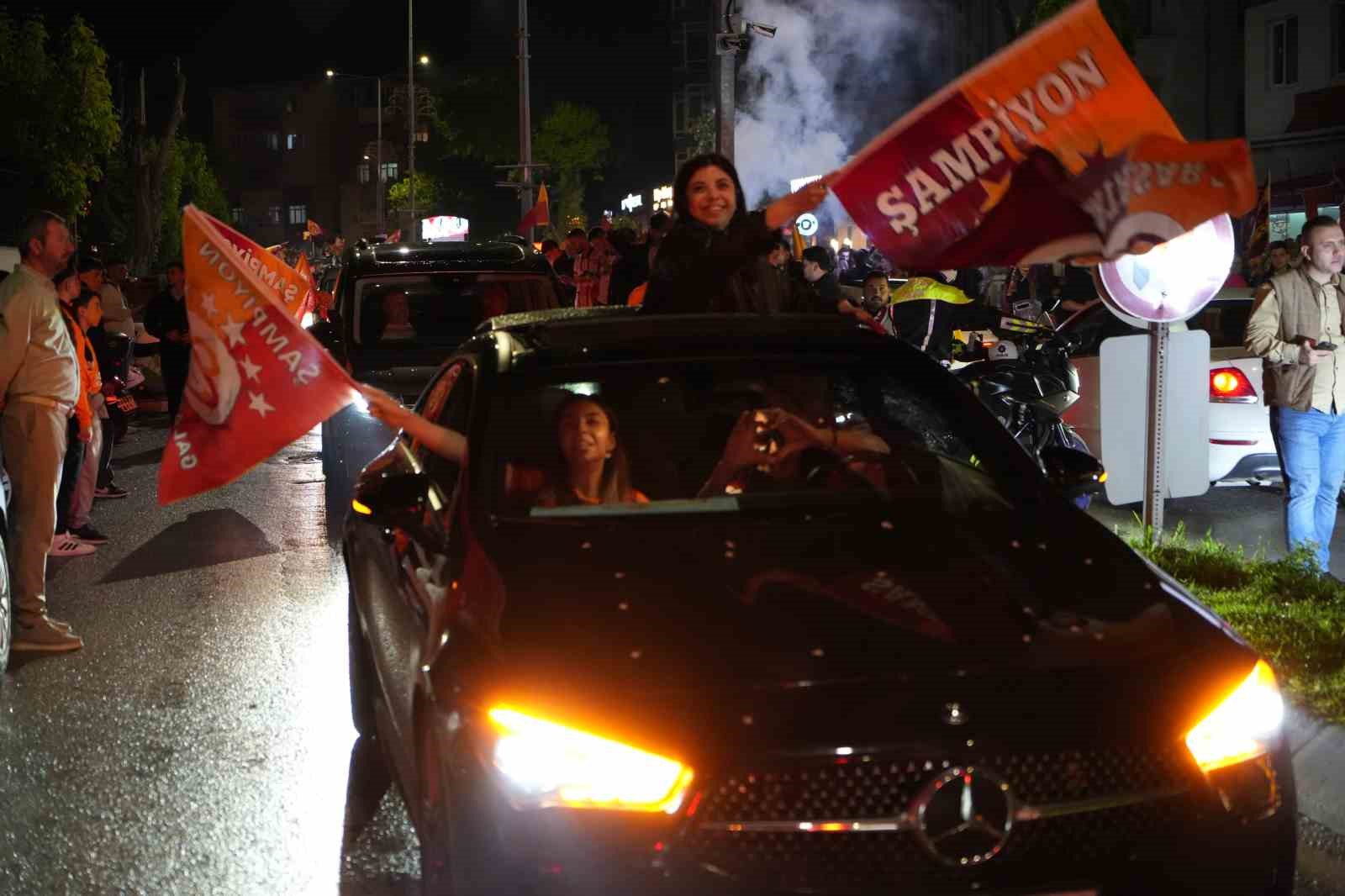 edirnede galatasarayli taraftarlardan mesaleli sampiyonluk kutlamasi 4 L2Lqufyi
