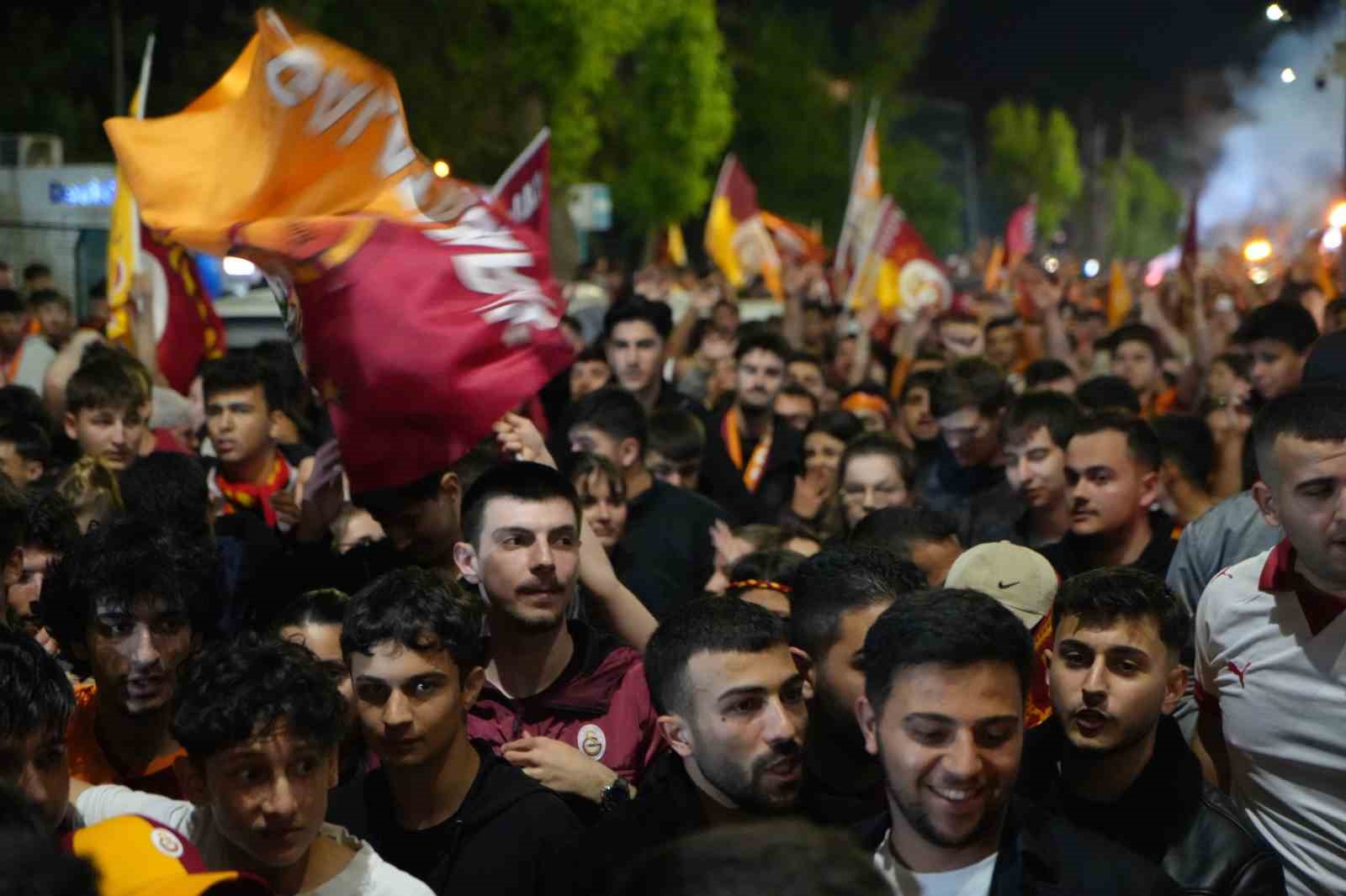 edirnede galatasarayli taraftarlardan mesaleli sampiyonluk kutlamasi 5 IazeW6eh