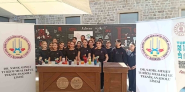 edirnede-gelecegin-ascilari-icecek-yarismasinda-hunerlerini-sergiledi-z29mz8Pv.jpg