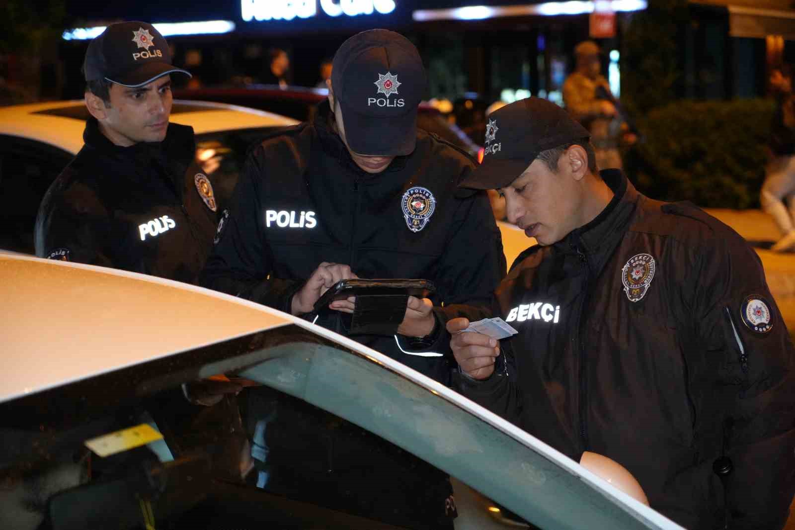 Edirne’de "Huzurlu Sokaklar" uygulaması: Ruhsatsız tabanca ele geçirildi, 15 şoföre 178 bin TL ceza 6 edirnede huzurlu sokaklar uygulamasi ruhsatsiz tabanca ele gecirildi 15 sofore 178 bin tl ceza ONMECe77