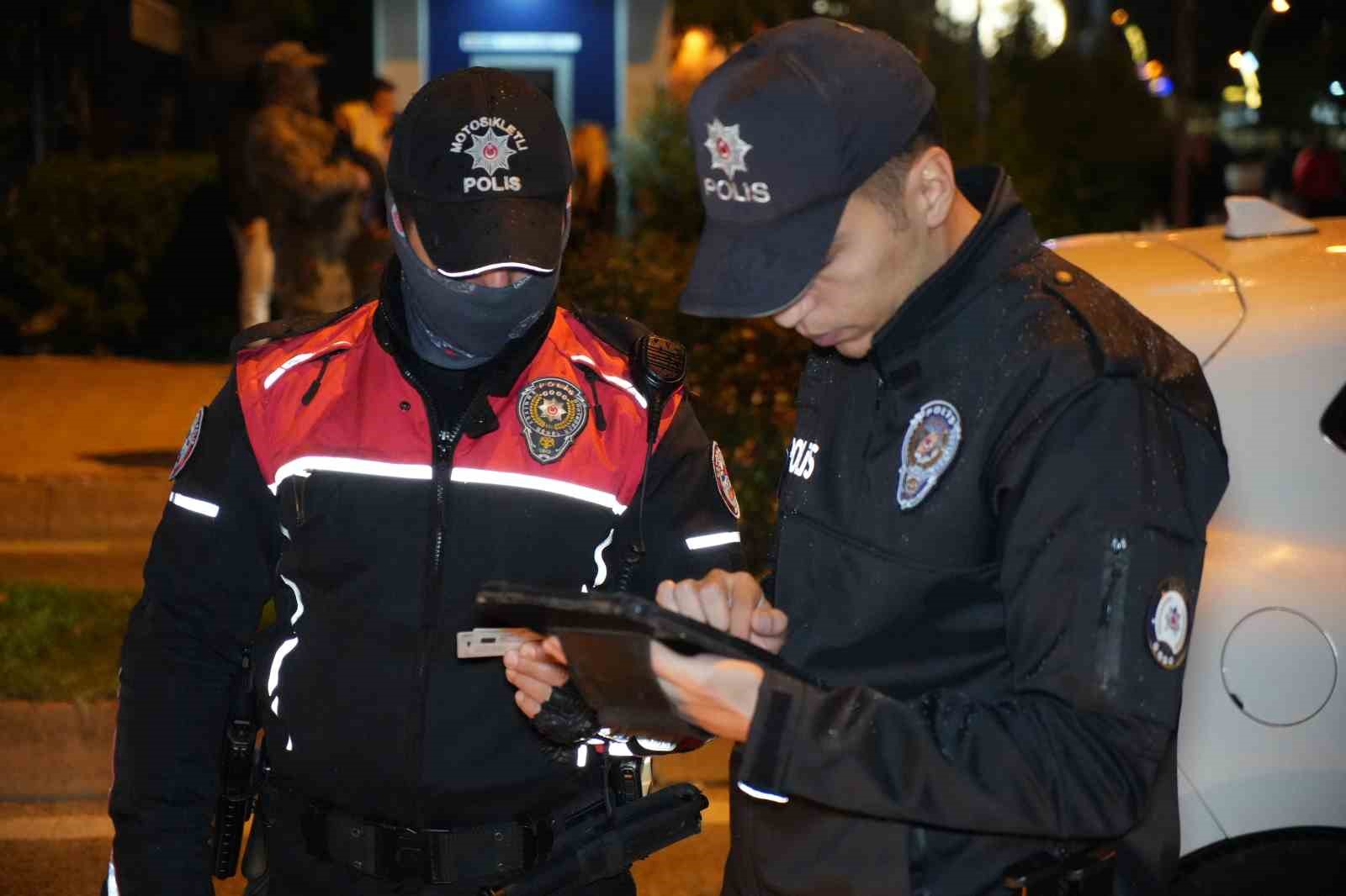 Edirne’de "Huzurlu Sokaklar" uygulaması: Ruhsatsız tabanca ele geçirildi, 15 şoföre 178 bin TL ceza 7 edirnede huzurlu sokaklar uygulamasi ruhsatsiz tabanca ele gecirildi 15 sofore 178 bin tl ceza ZXNdeAhS